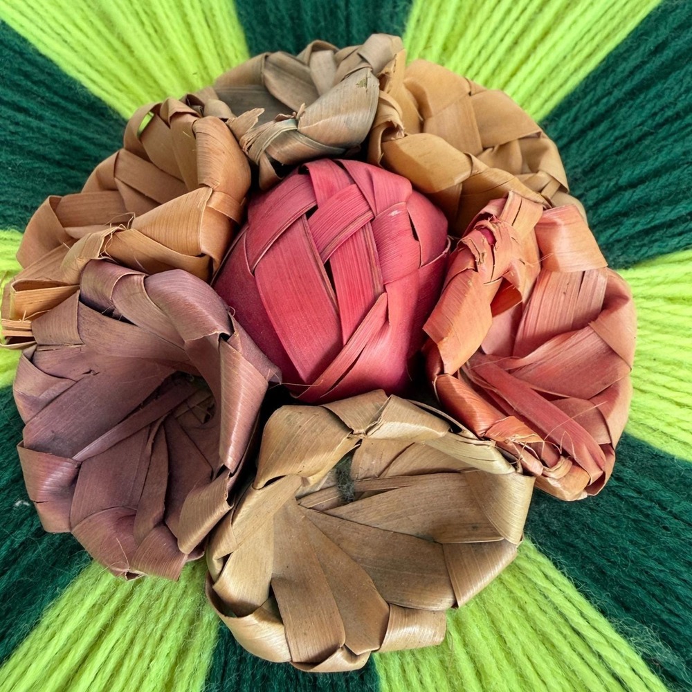 Handwoven Round Straw Basket Hinged Lid Green Yarn Sunburst Floral Boho Decor - Picture 9 of 11